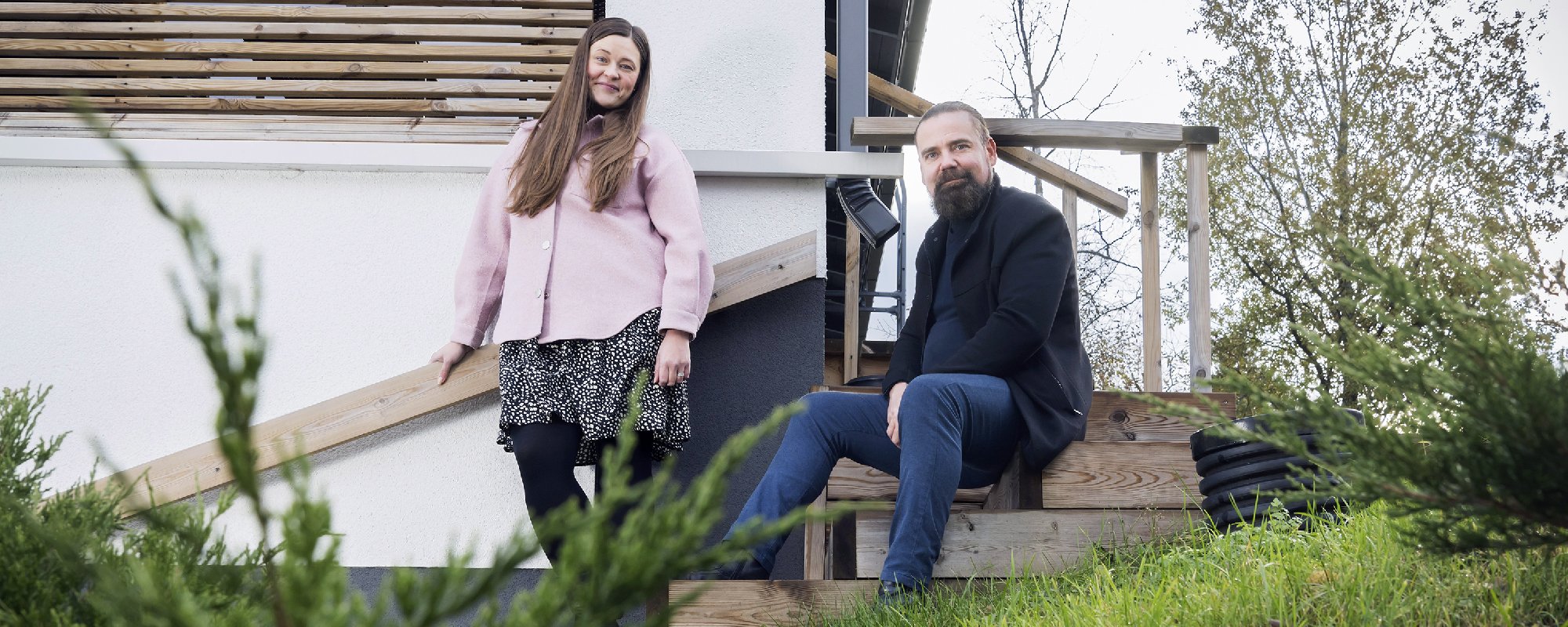Welldone Building Companyn Isto Hallikainen keskustelee POP Pankin Elisa Juurikkalan kanssa