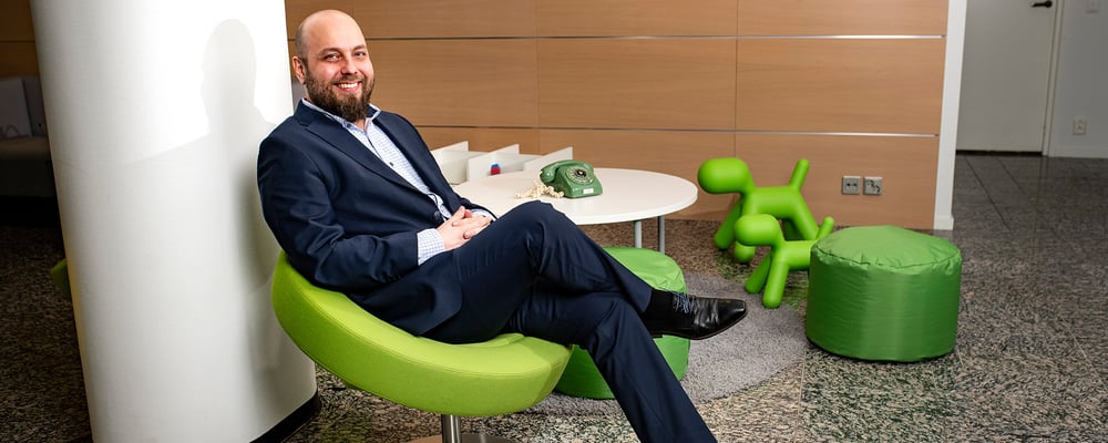 Sami Pokki, POP Pankki Nivalan Järvikylän toimitusjohtaja istumassa asiakastilan tuolissa. 