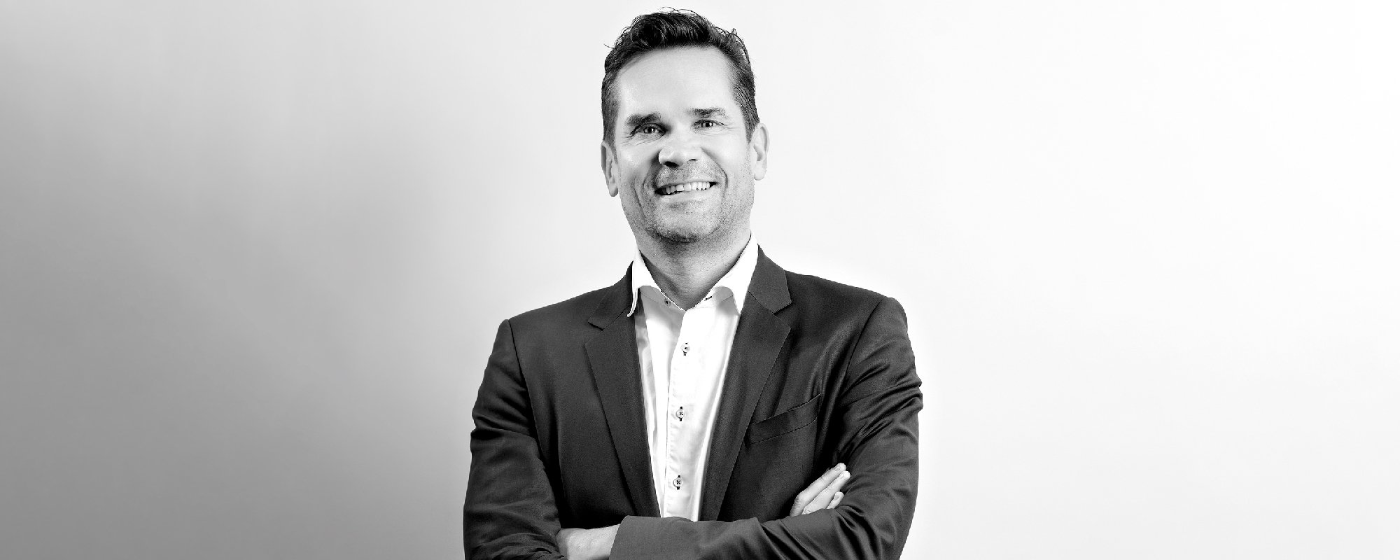 Kuvituskuvassa on haastatteluun liittyvä Mika Aaltola seisomassa