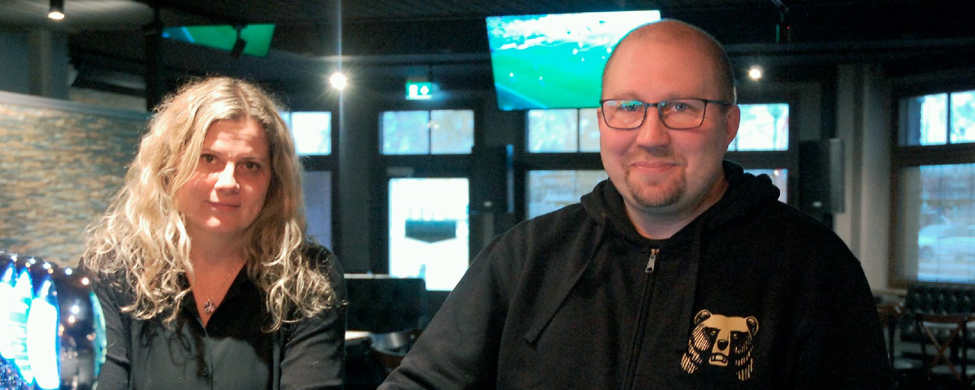 Kuvassa ovat Hotelli Puustelli Nivalan johtaja Jonna Sorvoja ja toimitusjohtaja Tommi Löytynoja