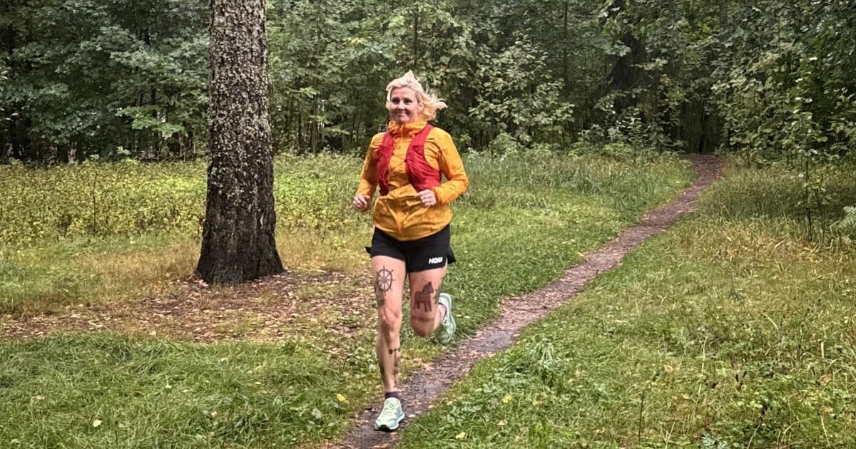 Jenny Belitz-Henriksson juoksee metsässä 2-FB