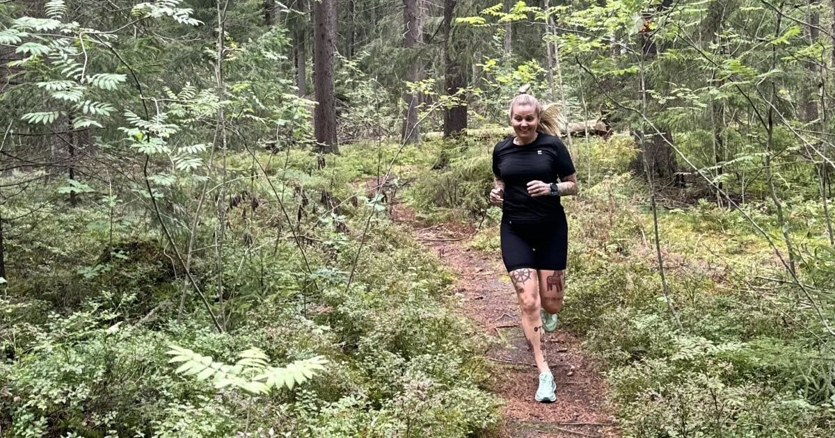 Jenny Belitz-Henriksson juoksee metsässä-FB