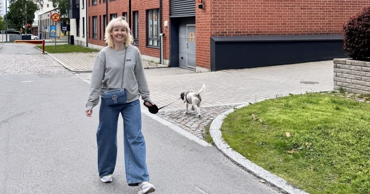 Jenny Belitz-Henriksson koiraa ulkoiluttamassa-FB