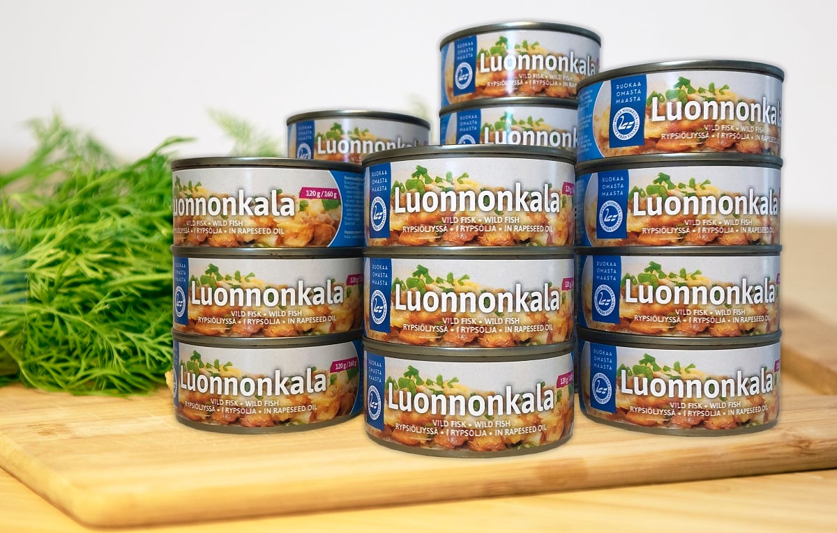 Luonnonkalapurkkeja pinossa