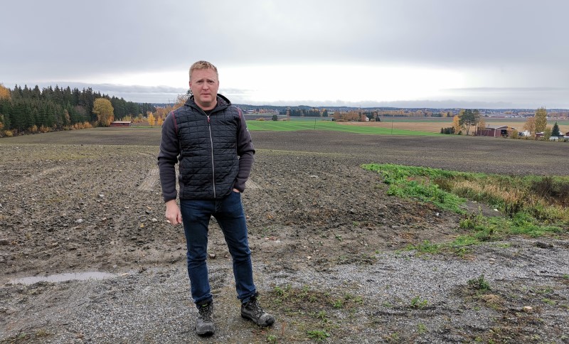 Maanviljelijä Tapio Lipponen seisoo syksyisen kynnetyn pellon edessä.