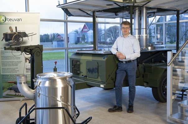 Teuvan Keitintehtaan toimitusjohtaja Henri Penttilä seisoo yhden kenttäkeittiöistä vierellä.