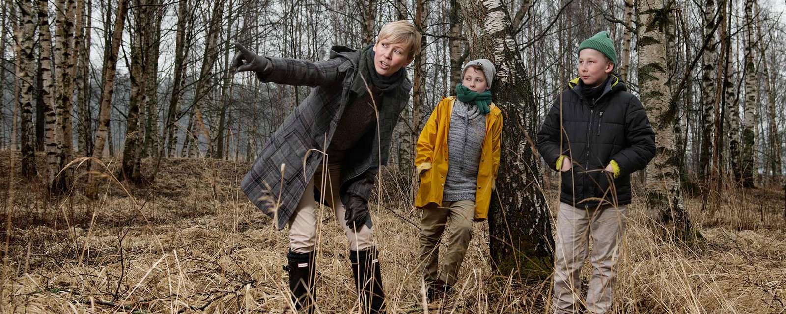 Äiti ja lapset metsässä, kuvituskuva.