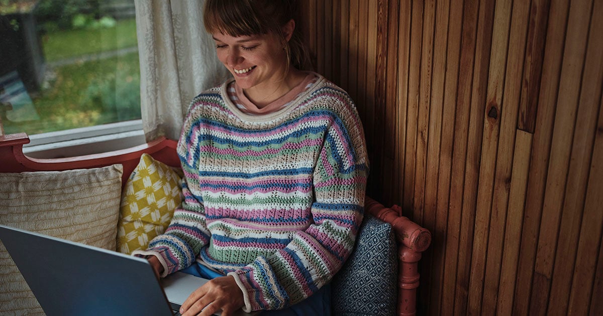 Nuori nainen kannettavan tietokoneen äärellä