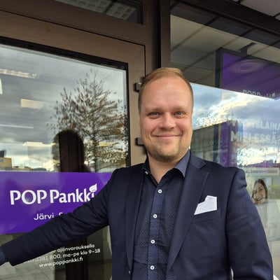 Jari-Pekka Kuopion konttorin edessä.