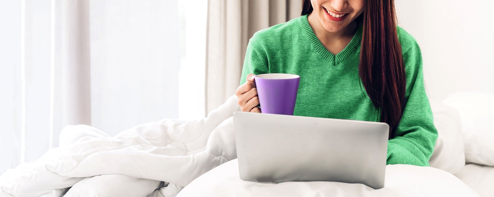 Nainen tietokoneella kahvikuppi kädessä, kuvituskuva.