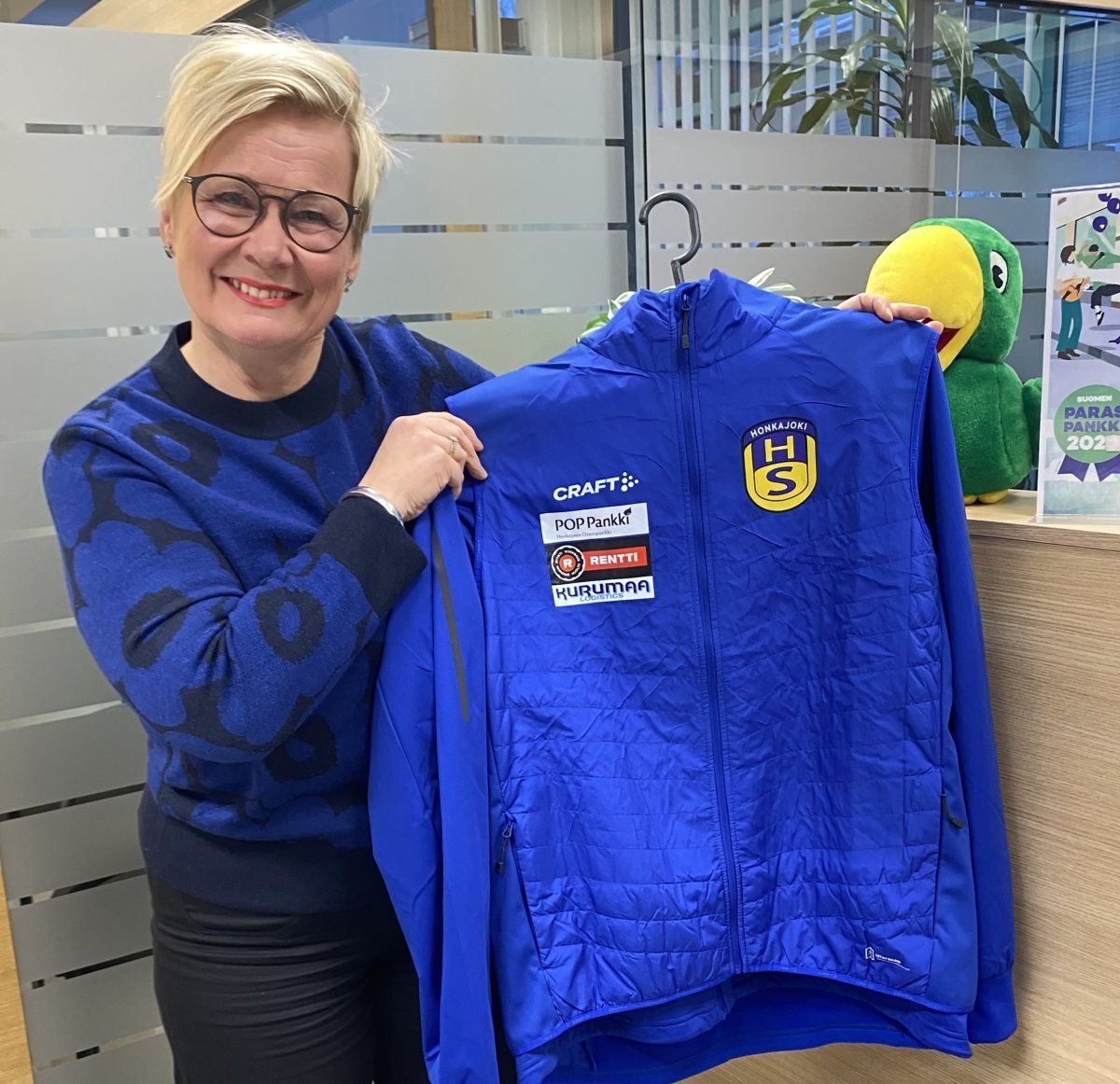 HSU:n tyylikäs urheilutakki - POP Pankin logolla tietysti 