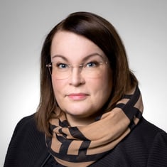 Kuvassa on yrittäjiä neuvova POP Pankki Järvi-Suomen juristi Anne Puolakka