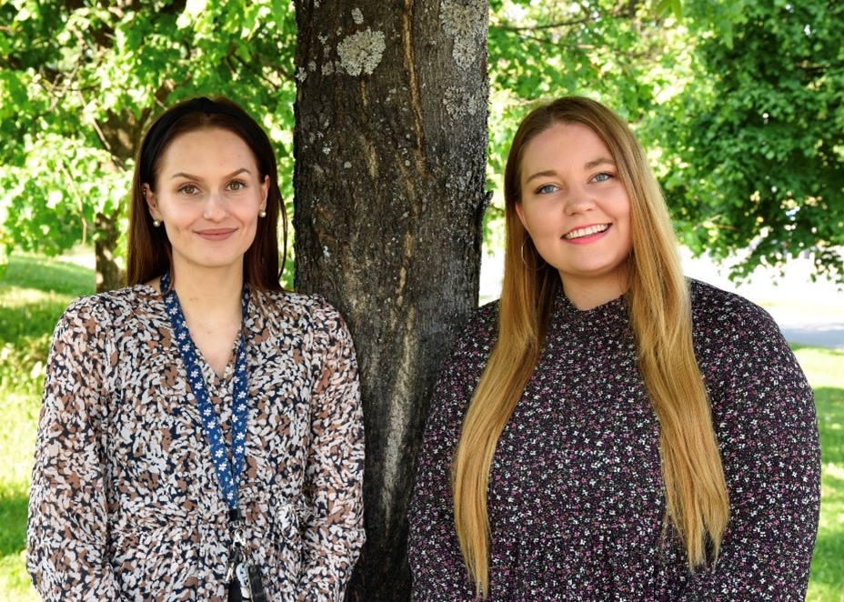 ViPu-tiimiläiset Lotta Hujanen ja Terhi Tiihonen kesäisessä maisemassa