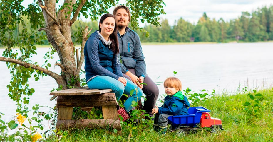 Suna Saadetd, Jussi Koponen ja Aapo-poika järvenrannalla, kuvituskuva.