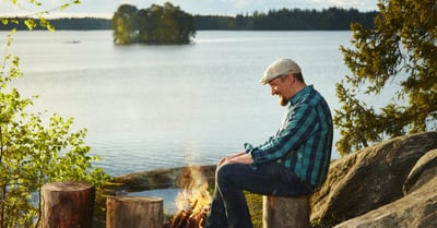 Mies nuotiolla, kuvituskuva.