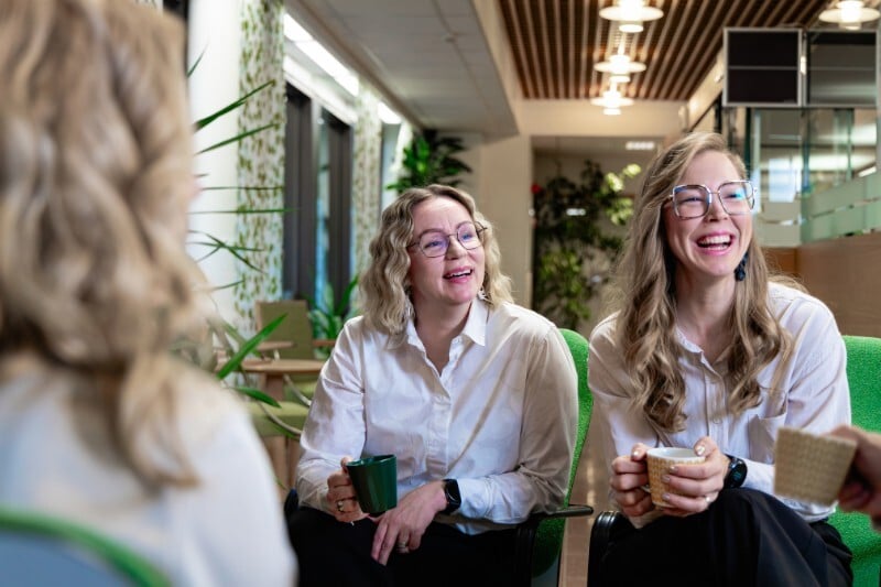 Kaksi naista kahvihetkessä