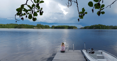 Nainen laiturilla, kuvituskuva.
