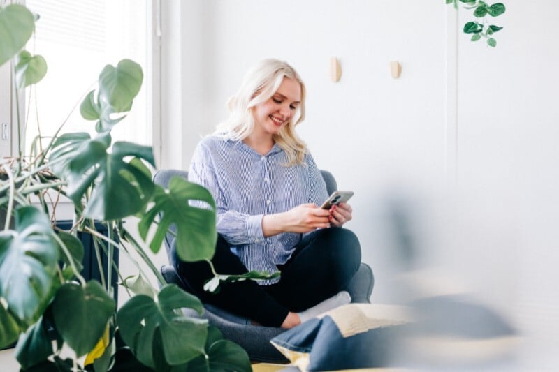 Nainen selaa puhelinta_POP_PANKKI_AALTO (3)