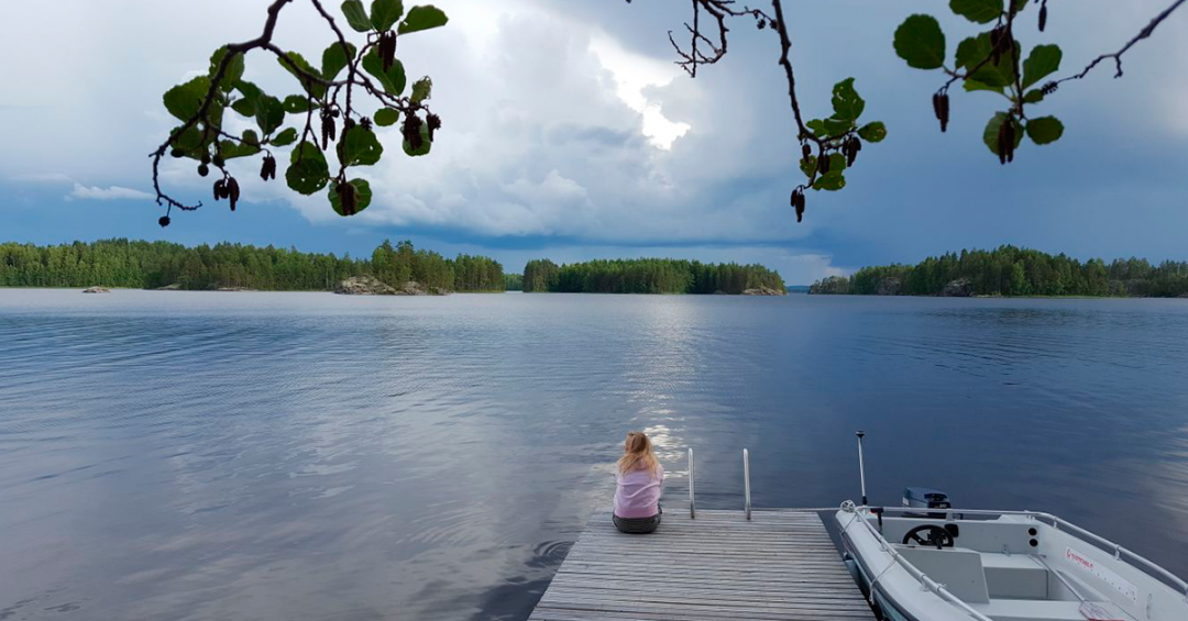 Nainen laiturilla, kuvituskuva.