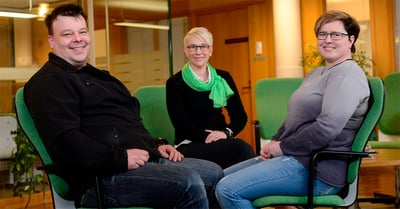 Sanna ja Pauli Koivula ja asiakasvastaava Riitta Mikkola, kuvituskuva.