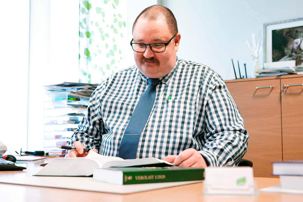 Aleksi Forsström Kurikan konttorissa, kuvistuskuva.