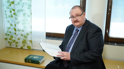 Aleksi Forsström ja lakikirja, kuvituskuva.