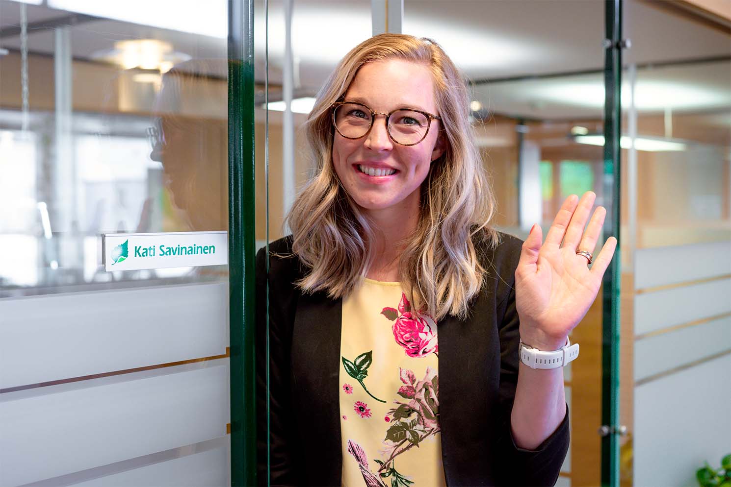 Kati Savinainen Kurikan konttorilla, kuvituskuva.