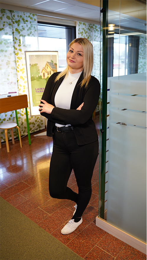 Laura Koskiniemi Kurikan konttorilla, kuvituskuva.