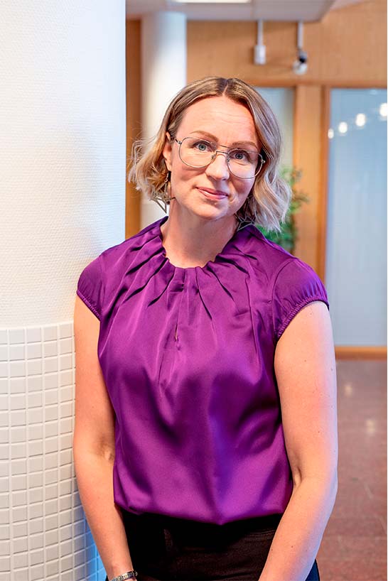 Milla Vainionpää Kurikan konttorissa, kuvituskuva.