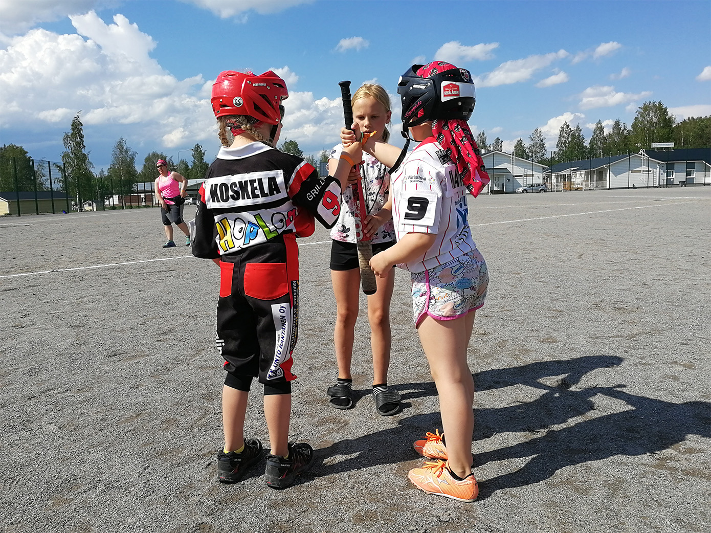 Tytöt kentällä