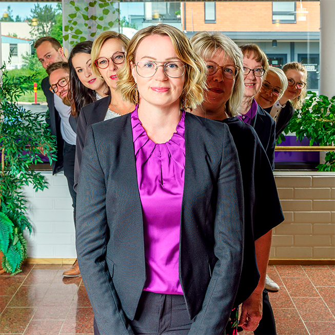 Kurikan konttorin henkilökunta, kuvituskuva.