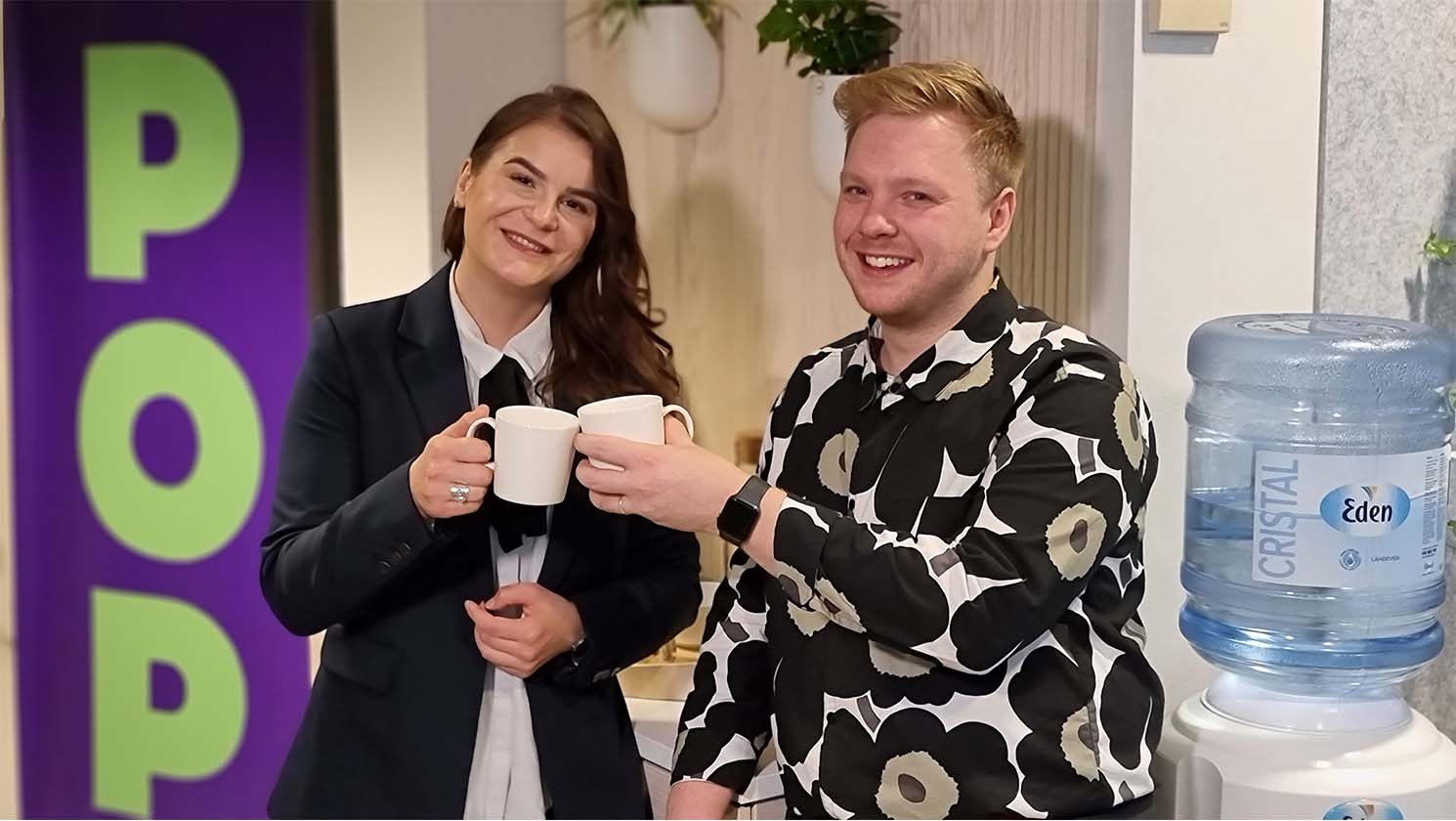 Anssi ja Sanni kahvilla, kuvituskuva.