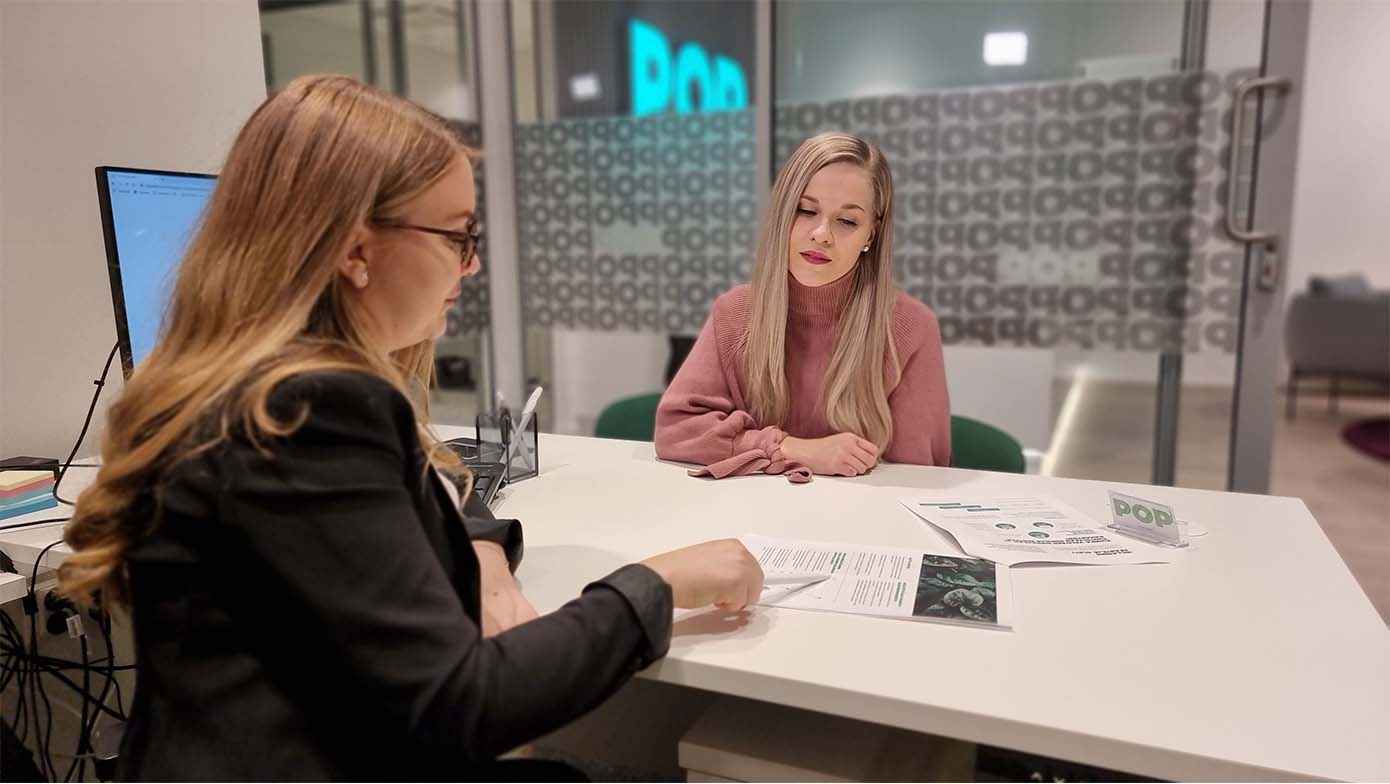 Moona ja Jasmiina Ideapark Seinäjoen konttorilla, kuvituskuva.