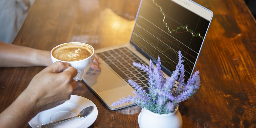 Henkilö tietokoneella