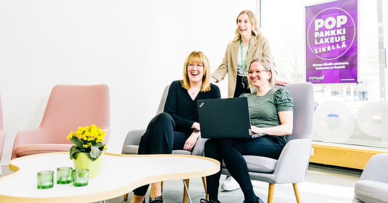 Työntekijät tietokoneella