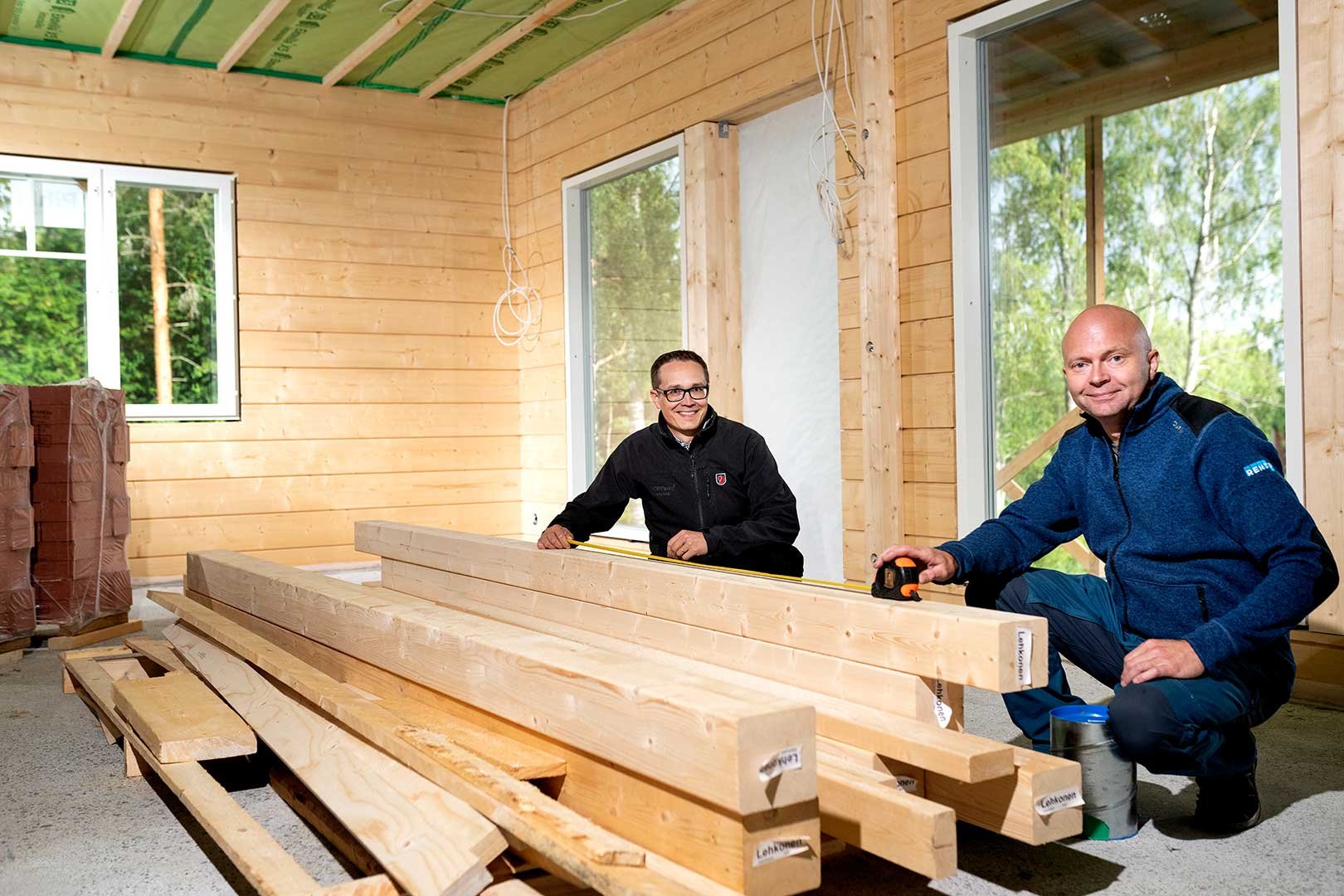 POP Pankin Kari Ylimäki (vas.) ja Markku Lehkonen ovat laittaneet yhdessä kuntoon Lehkosen perheen Ylivieskaan muuttoon liittyvät raha-asiat ja vakuutukset.