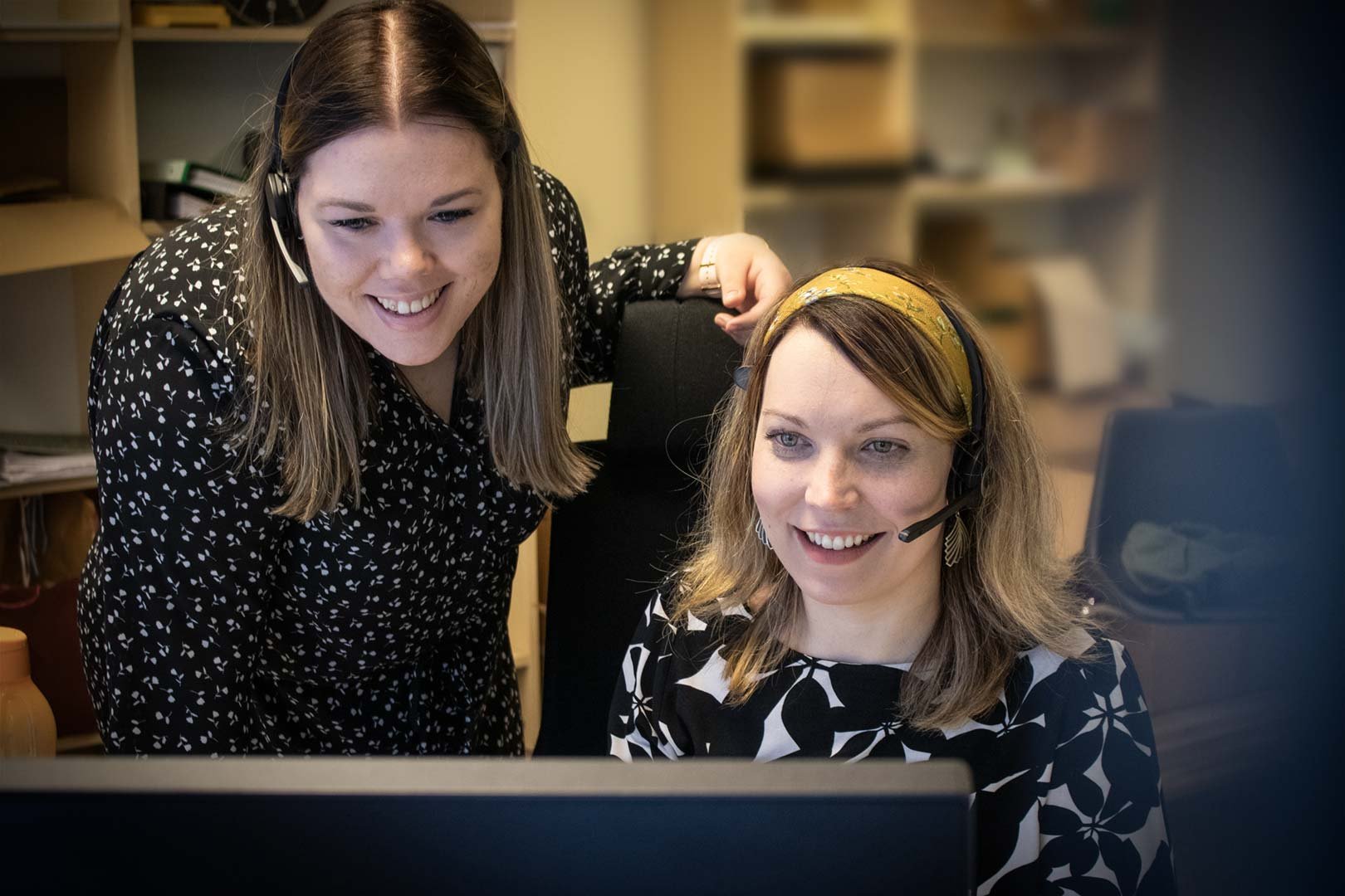 Digikonttorin Mirella ja Martiina ratkovat asiakkaan ongelmaa puhelimitse. Moni asia selviää hyvin usein jo ensimmäisen kontaktin yhteydessä.