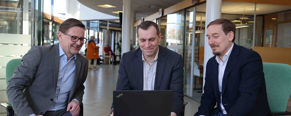 Juha Niemelä, Timo Kalliomäki ja Peter Valjakka katsovat tietokoneen näyttöä.