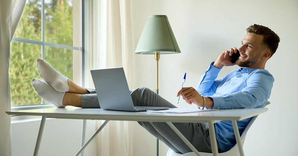 Yrittäjä puhuu rennosti puhelimeen