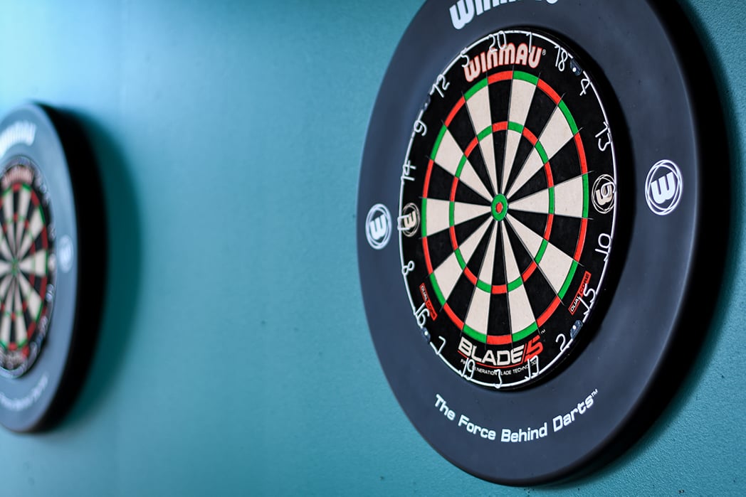 Kaksi darts-taulua